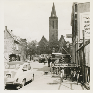 860147 Gezicht door de Waterstraat in Wijk C te Utrecht op de Jacobikerk (Jacobskerkhof). Op de voorgrond rechts café ...
